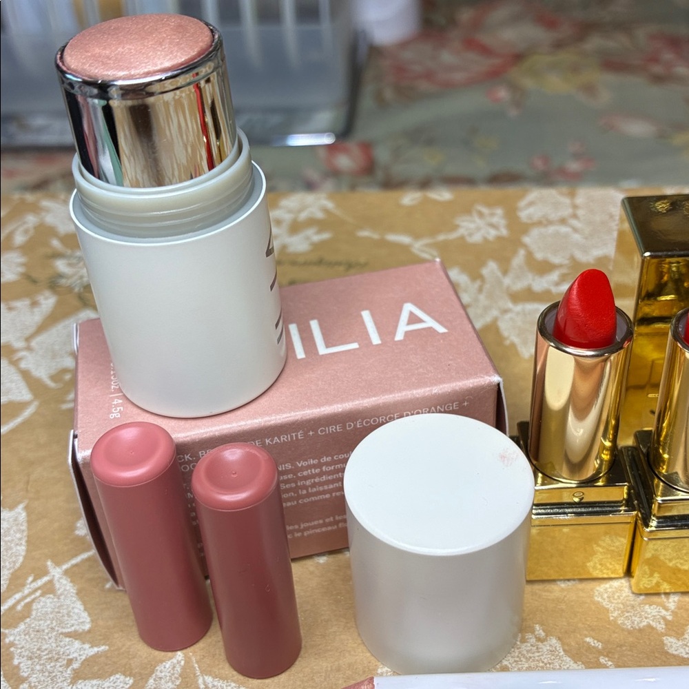 Beauty Bundle of 7 pieces: WonderSkin, Ilia, YSL, Mario - Picture 4 of 9